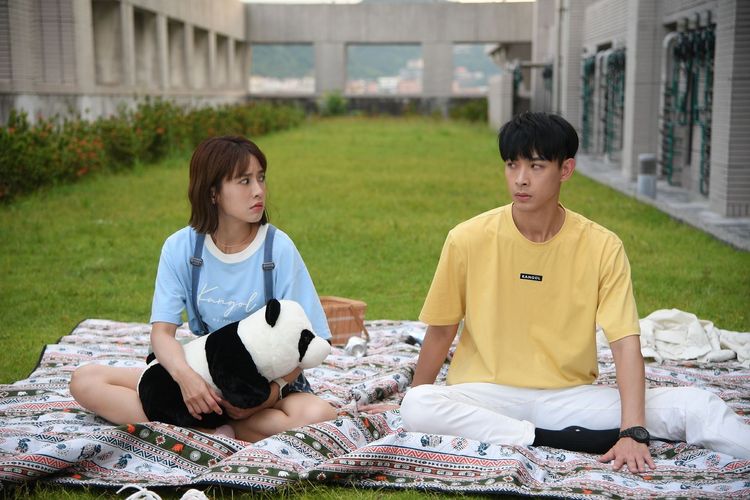 長大後的晨翔（右）化身「毒舌竹馬」，一見大元就嘴賤。三立提供