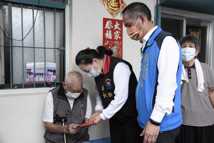 花蓮縣長徐榛蔚頒贈敬老禮金。花蓮縣政府提供