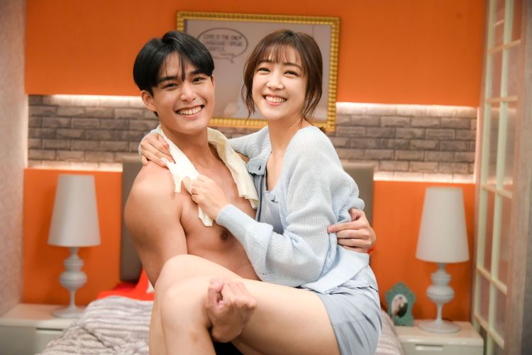 黃甄妮（右）很擔心安俊朋抱不動她。三立提供