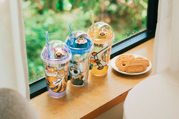 胖虎立體公仔隨行杯，9/8下午3點-9/9消費不限金額加299元可換購，9/10下午3點-10/16集6點加299元可換購。業者提供