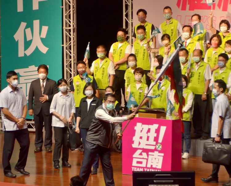 南市長黃偉哲揮舞戰旗，現場歡聲雷動。王志弘攝