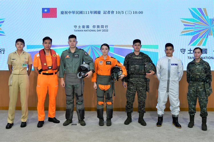 國慶當天領唱國歌的七位國軍及海巡代表，今天現身記者會。慶籌會提供