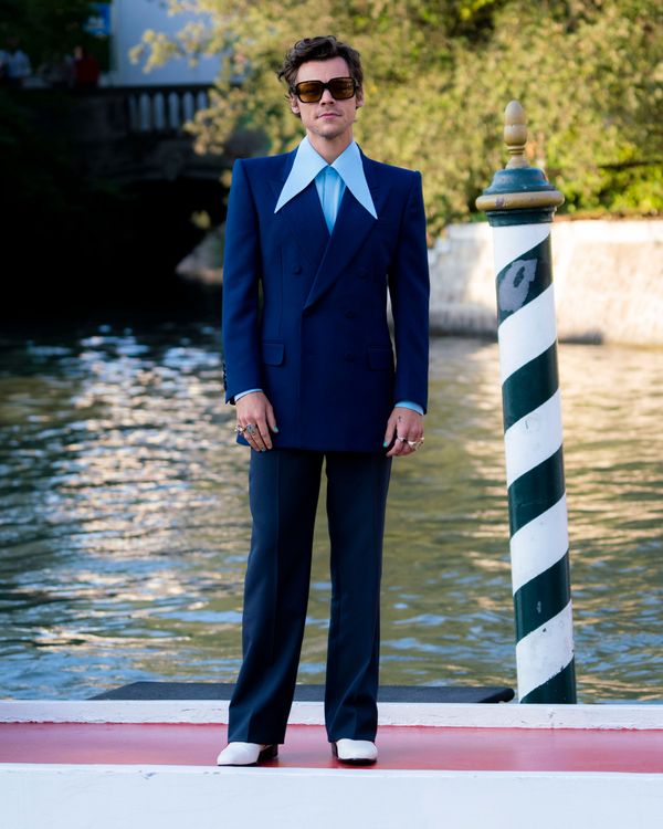 身為Gucci大使的哈利，以一身該品牌行頭亮相。華納兄弟提供