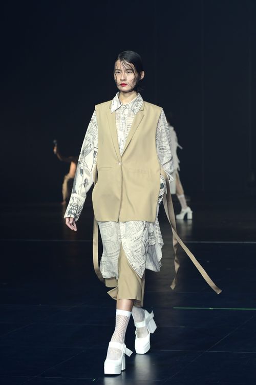 印有《臺灣民報》報紙印刷的長襯衫搭配西裝背心，有種懷舊卻也現代的氣息。陳明中攝