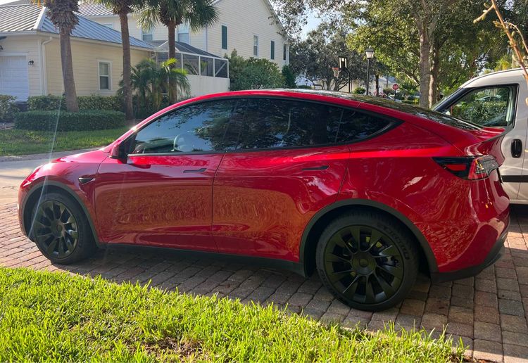 原PO紅色的Model Y，外型就像變胖的Model 3。PTT/gso1987