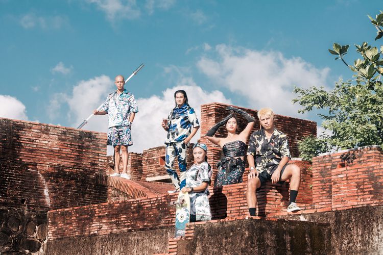 古城化身時尚走秀舞台，Daniel Wong以半島民謠、常民文化、環境文化規劃出一場在古城上的時裝秀「島嶼狂想曲」。屏東縣文化處提供