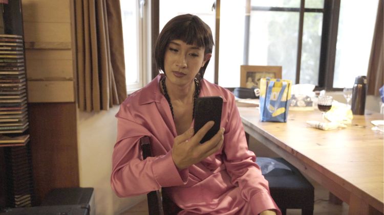  太太幫Darren邱凱偉打理造型，還指導他美姿美儀。固樂斯智能家居