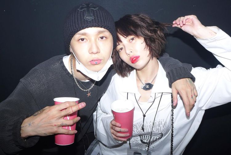 泫雅（右）與Dawn有情侶唇環。翻攝泫雅IG