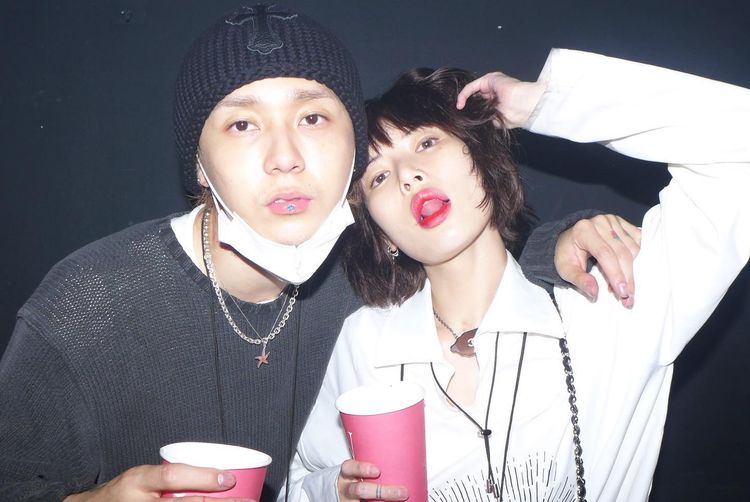 泫雅（右）與Dawn戴情侶唇環，下個月就要一起到台灣表演。翻攝泫雅IG