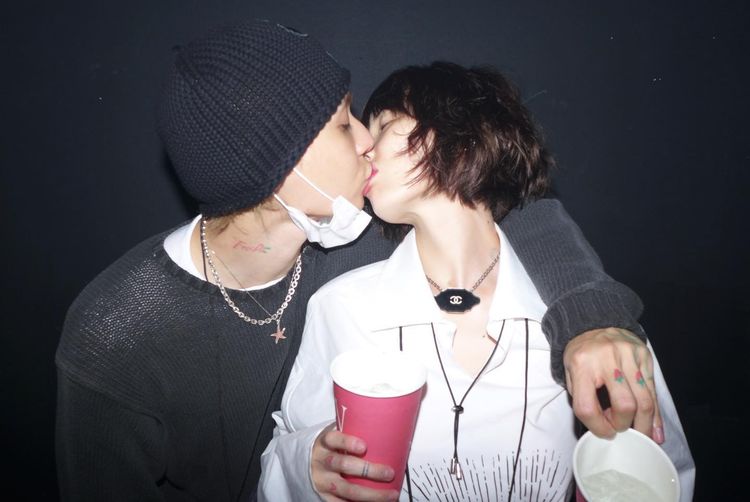 泫雅（右）與Dawn看電影也要熱吻。翻攝泫雅IG