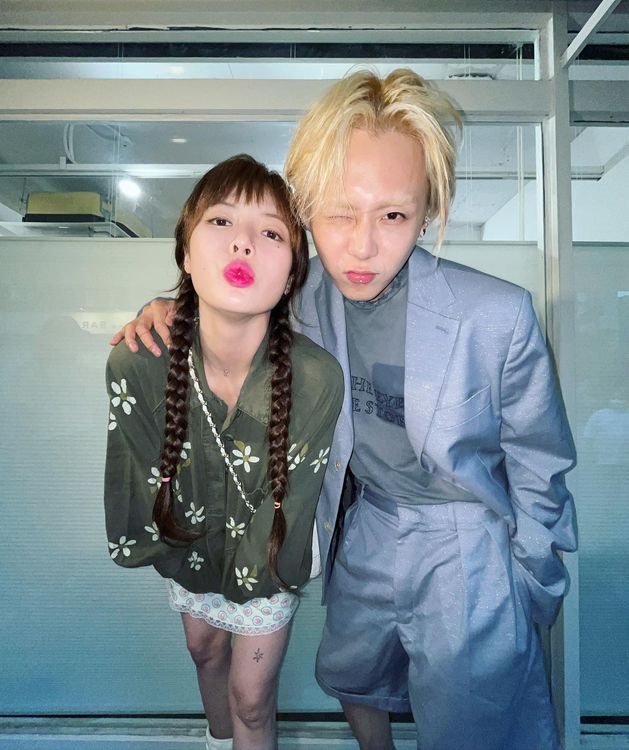 泫雅（左）10月要帶著Dawn來台，獻出小倆口首次海外合體演出。翻攝Dawn IG