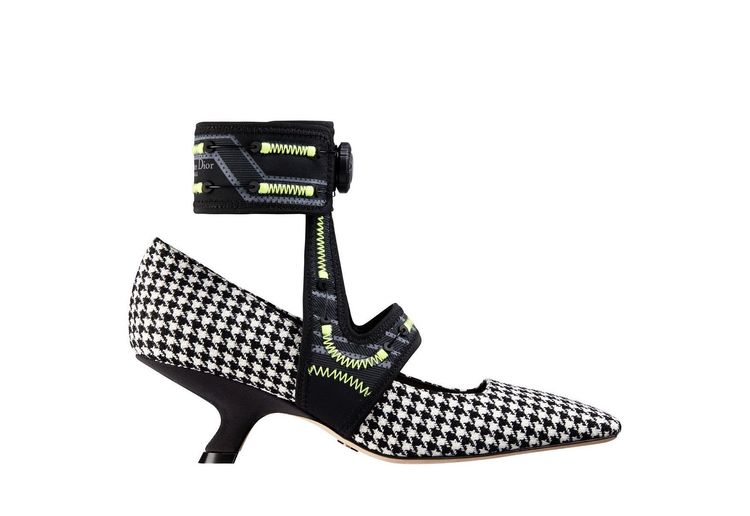 Dior 62-22黑白千鳥格羊毛與科技腳踝護套低跟鞋，4萬3000元。品牌提供