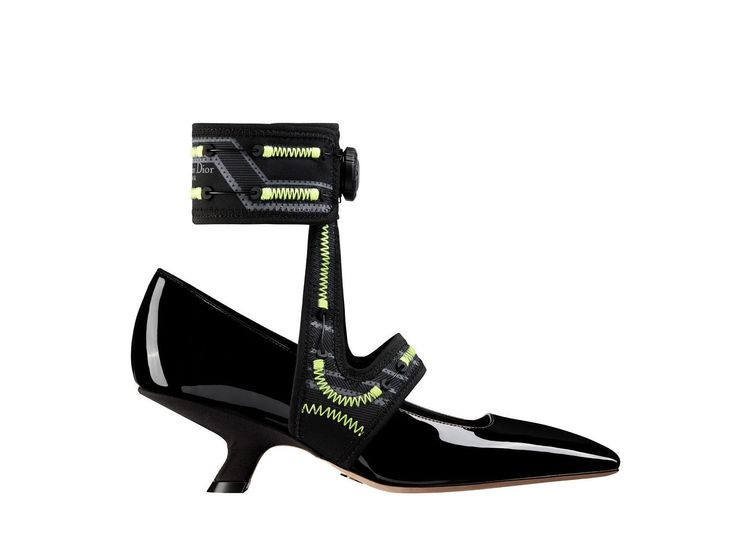 Dior 62-22黑色漆面小牛皮與科技腳踝護套低跟鞋，4萬3000元。品牌提供