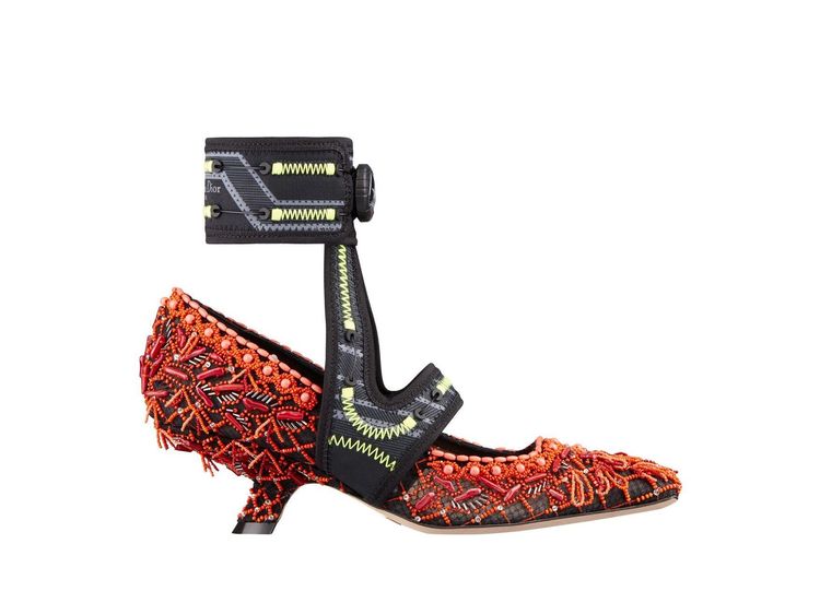 Dior 62-22紅色珠飾珊瑚刺繡網眼與科技腳踝護套低跟鞋，7萬元。品牌提供
