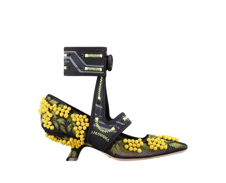 Dior 62-22含羞草刺繡網眼與科技腳踝護套低跟鞋，7萬元。品牌提供