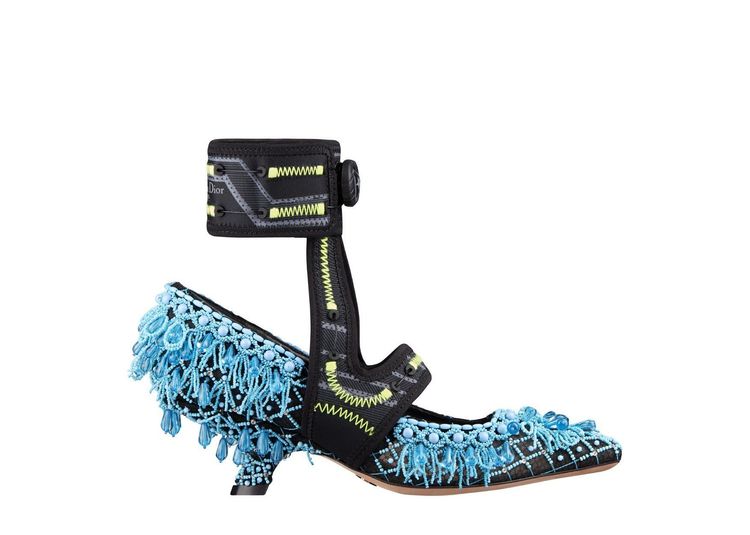 Dior 62-22藍色綠松石珠飾刺繡網眼與科技腳踝護套低跟鞋，7萬元。品牌提供