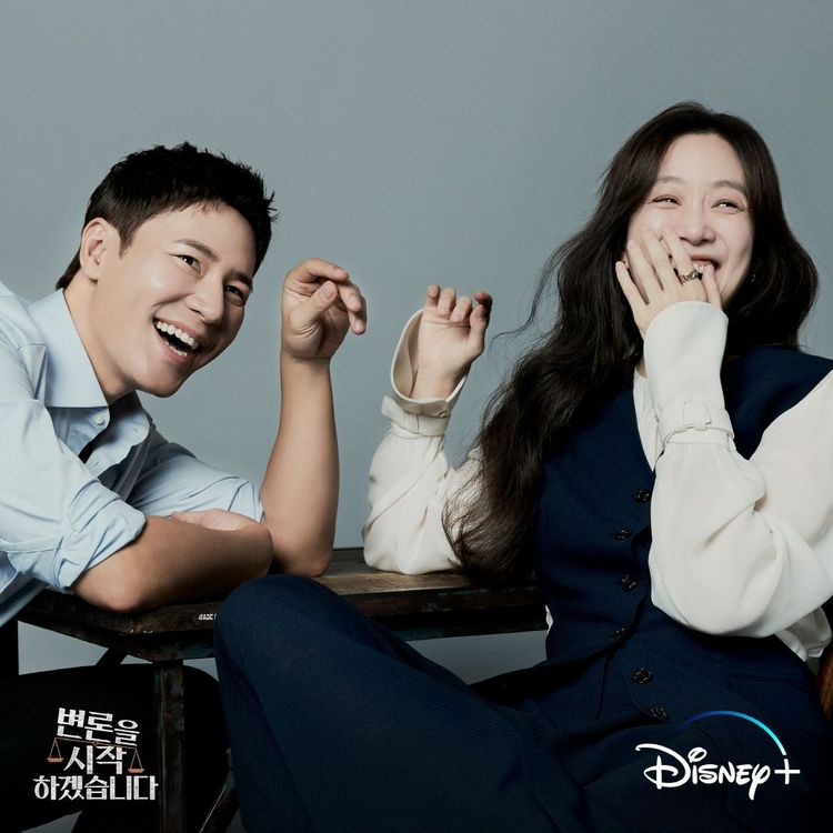 鄭麗媛（右）、李奎炯戲外相處融洽。Disney+提供