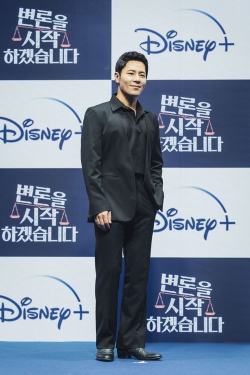 李奎炯爆料鄭麗媛常偷喝他的咖啡。Disney+提供