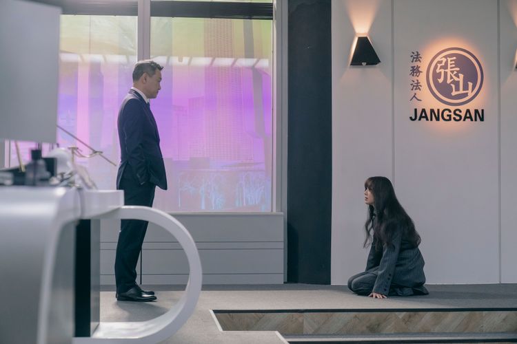 鄭麗媛（右）戲裡原是「張山」律師事務所的王牌，被老闆鄭進永抓到把柄，不惜下跪求饒。Disney+提供