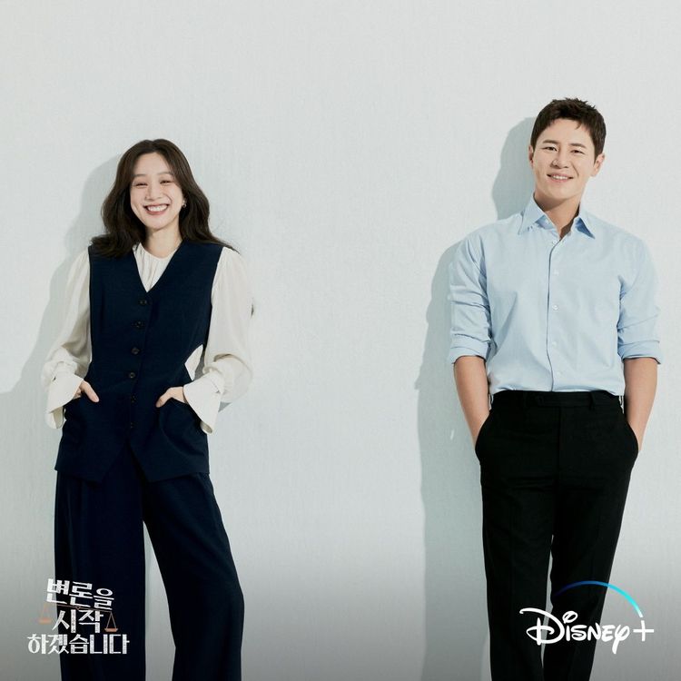 鄭麗媛（左）、李奎炯首度合作，但默契十足。Disney+提供