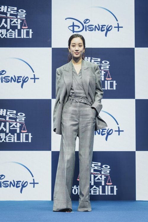 鄭麗媛3度演律政劇，今以俐落的套裝登場。Disney+提供