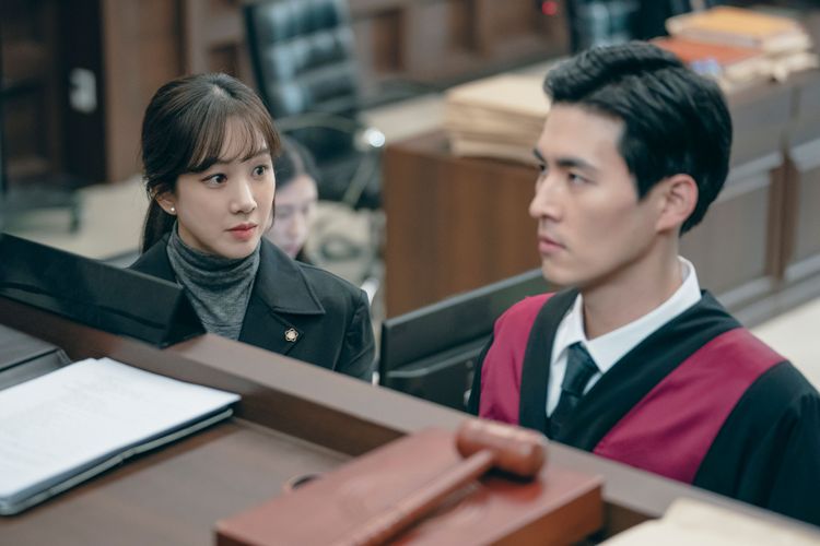 鄭麗媛（左）劇中從明星律師變成國選公設辯護人，為了委託人與檢察官爭辯到底。Disney+提供
