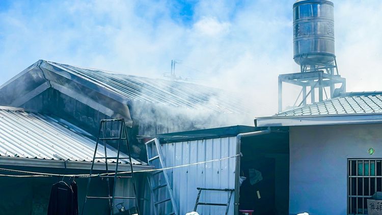 該住家屋頂皆為鐵皮。古和純攝