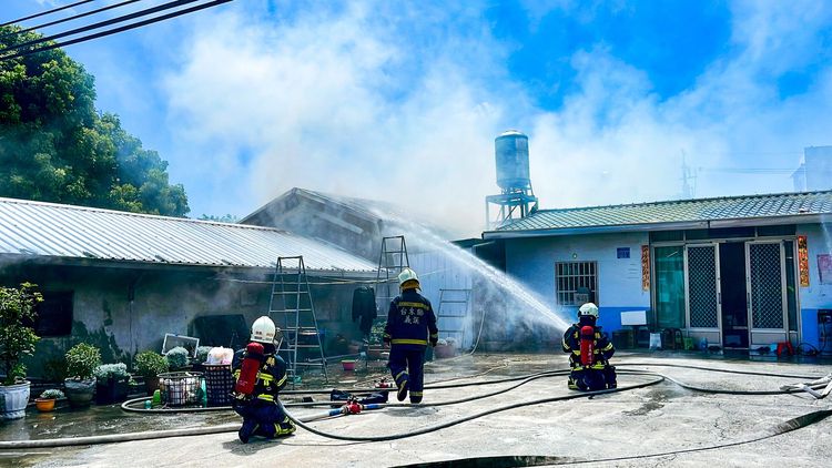 消防員到場時趕緊注水滅火。古和純攝
