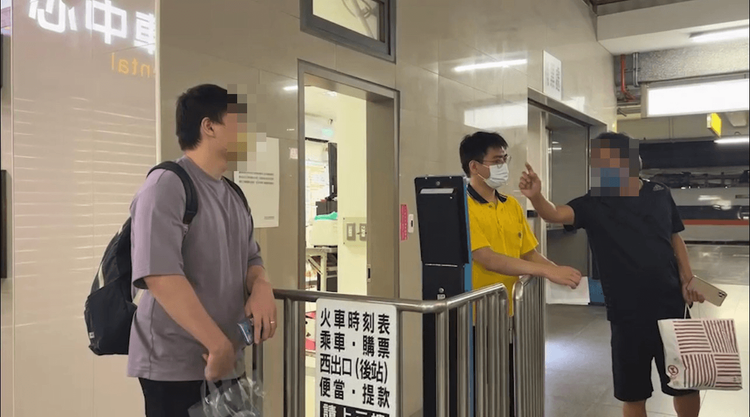 民眾擔憂回不了家，對站務人員表達不滿。民眾提供