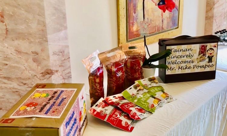 黃偉哲準備果乾、蝦餅等台南道地美食。王志弘攝