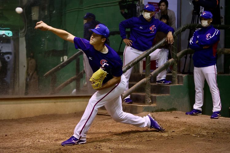 台灣U23終結者莊陳仲敖首次進牛棚練投，狀況令教練團安心。  林林攝