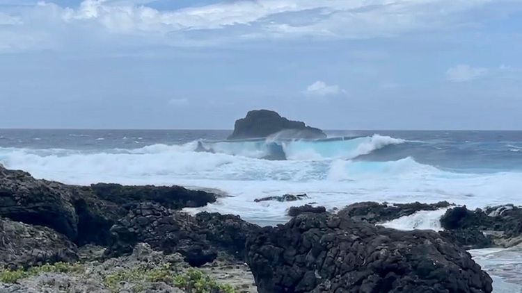 台東蘭嶼雙獅岩掀起巨浪。台東第一三岸巡隊提供