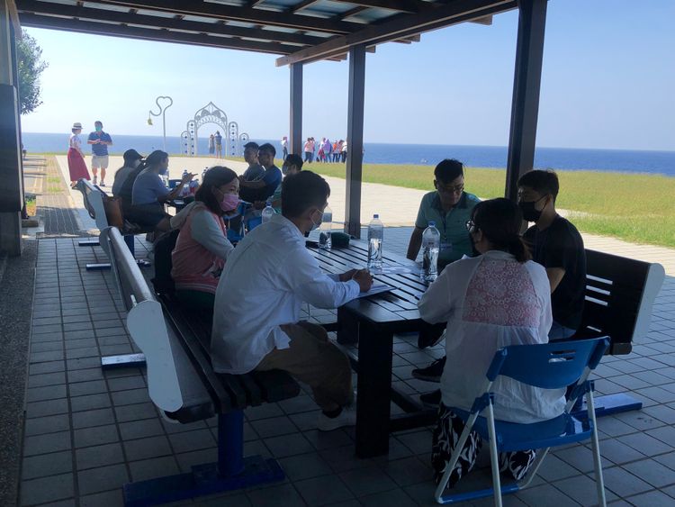 吹著微風遠眺無敵海景，一邊享用美味餐點。屏東縣政府提供