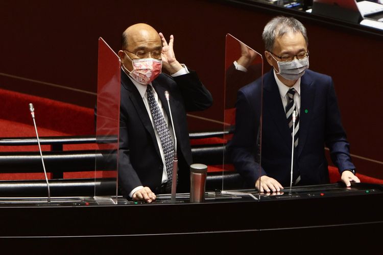 衛福部長薛瑞元(右)透露,指揮中心明年上半年有機會退場。林林攝