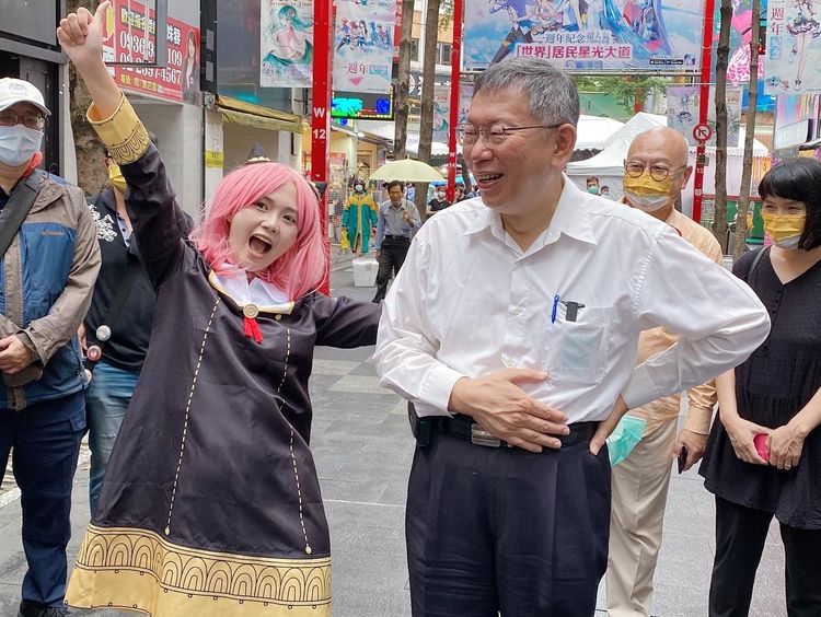 吳怡萱(左)主打中正萬華區最年輕參選人。吳怡萱提供