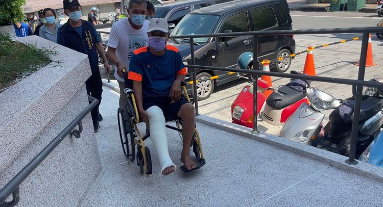 王先生陪同施姓里長前來台東市公所。古和純攝