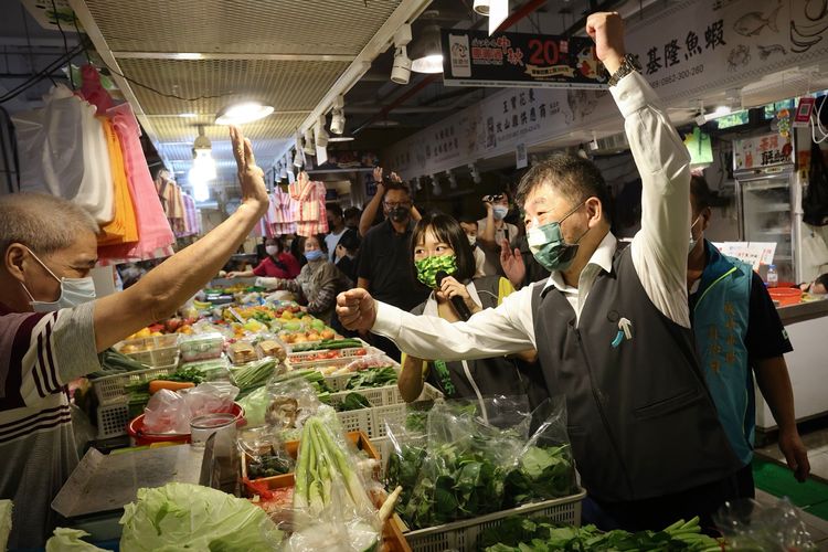 陳時中（右）用龜兔賽跑的典故來形容選戰。林林攝