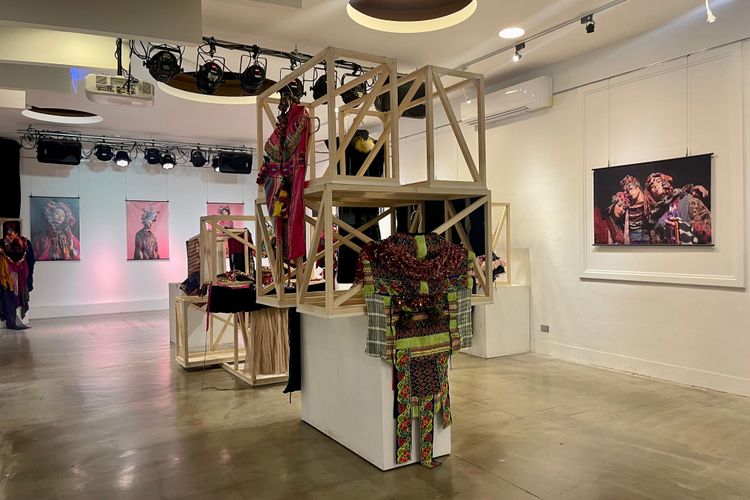 台東故事館近期辦理多媒材服飾設計展。古和純攝