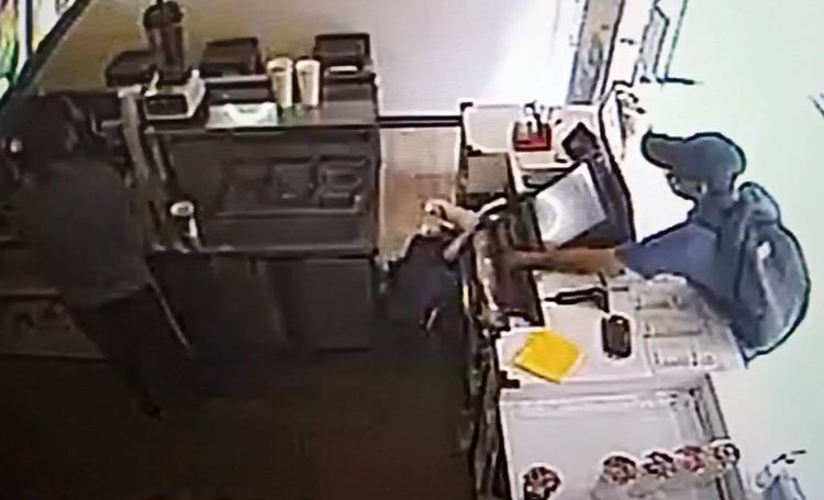 男子趁女店員轉身製作飲料時,偷走收銀機旁的iPhone 12。翻攝畫面