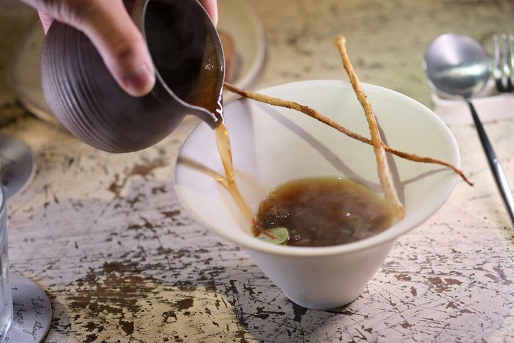 在主廚舉辦異國婚禮前，岳母曾用羊肚菌熬煮羊肉湯，是主廚回憶中最甘美的滋味。陳志淵攝