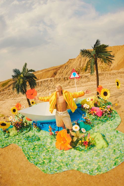 XIUMIN在首張個人專輯《Brand New》大秀腹肌。愛貝克思提供