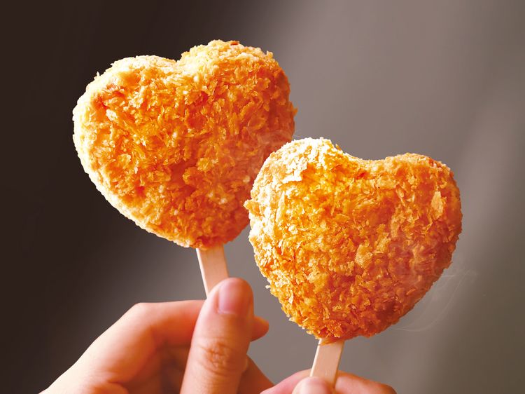 各百貨商場週年慶首5日期間，至大心EXPRESS內用消費滿700元即贈人氣小點啾心鮮蝦棒。業者提供