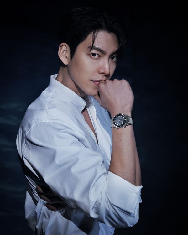 韓星金宇彬是積家的品牌摯友。品牌提供