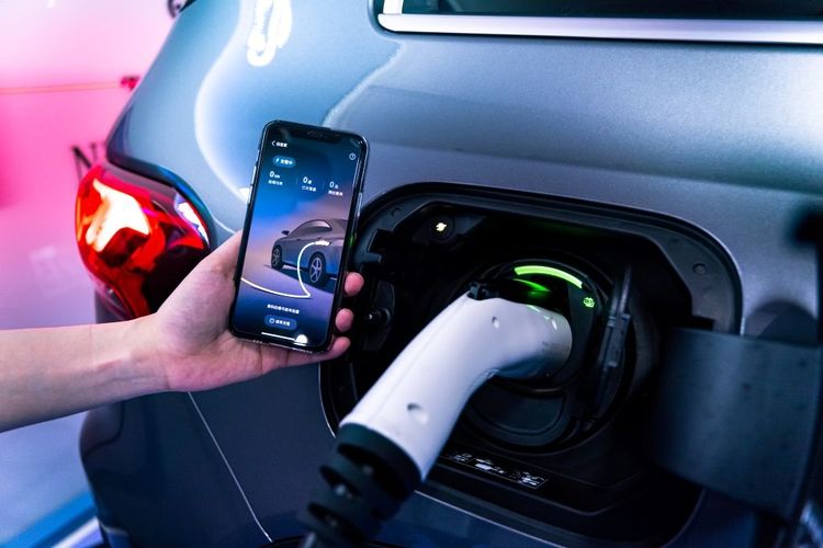 透過 EValue APP 就能掌控充電進度，並可使用台灣賓士贈送的充電金進行支付。業者提供