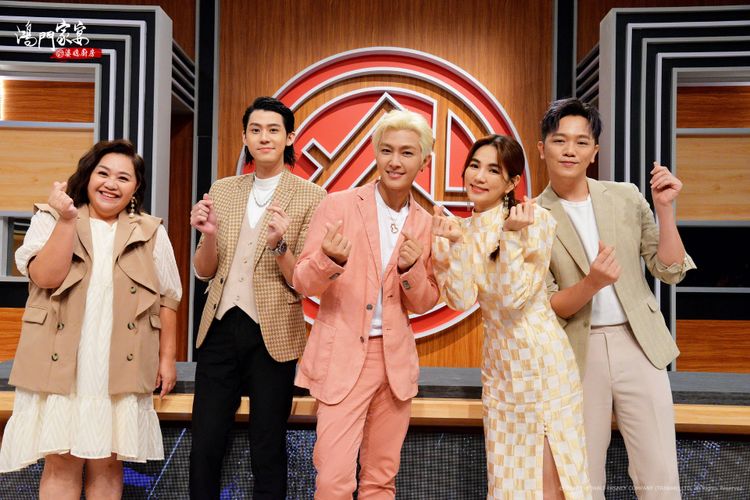 鍾欣凌(左起)、李玉璽、炎亞綸、Ella、索艾克錄製《鴻門家宴 婆媳廚房》。衛視中文台提供