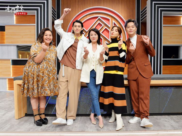 鍾欣凌(左起)、李玉璽、苗可麗、Ella、索艾克錄製《鴻門家宴 婆媳廚房》。衛視提供