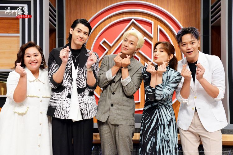 鍾欣凌(左起)、李玉璽、炎亞綸、Ella、索艾克錄製《鴻門家宴 婆媳廚房》最終回。衛視中文台提供