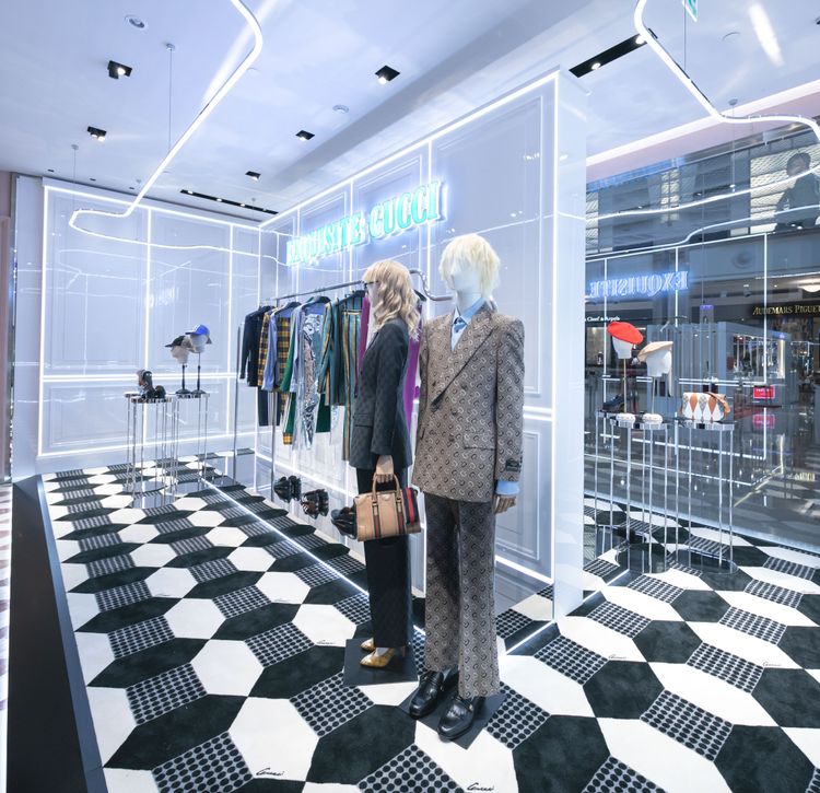 Exquisite GUCCI系列以無性別設計，「正裝」出發、交會「搖滾」等2個主題， 精裁西裝就搭配著褲裝或裙子，無論男女都能駕馭出自己的風格。品牌提供