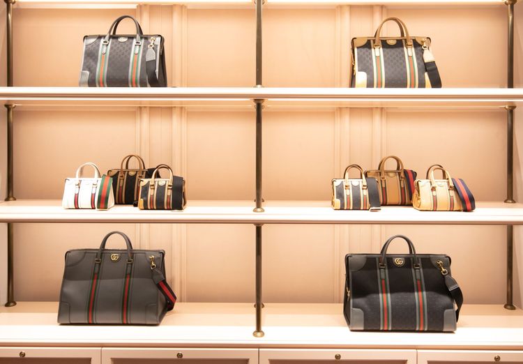 以品牌典藏的古典行李提包結合現代感線條設計的全新包款，呈現側邊三角形包型的當代波士頓包風格。品牌提供