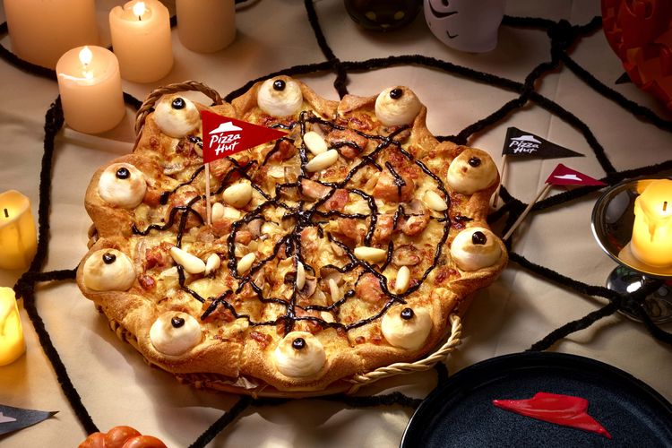 必勝客推出萬聖節期限定「Eye吃鬼湯圓蒜頭雞比薩」。業者提供